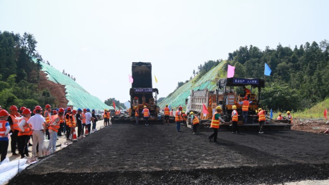 獻(xiàn)禮建黨百年-平伍路面二標(biāo)水穩(wěn)層試驗(yàn)路攤鋪如期開工